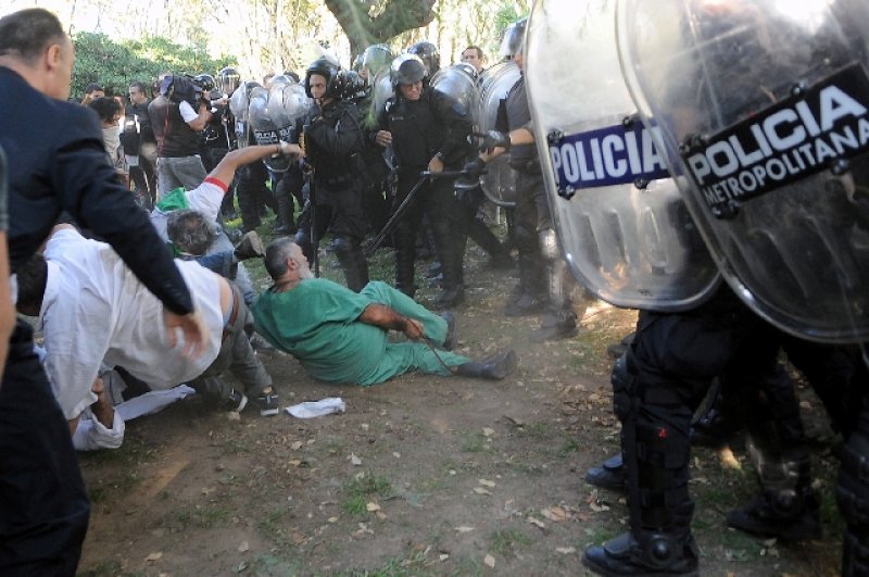 Movilización a la Legislatura en repudio a la represión en el Borda
