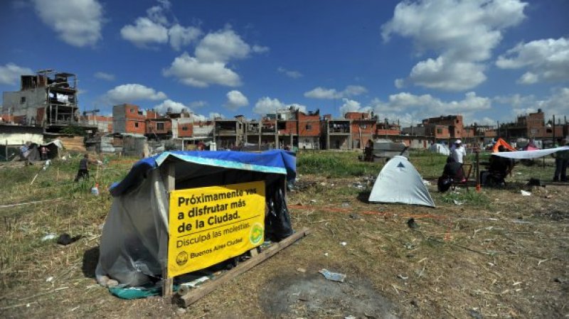 Denuncian al gobierno porteño por la crisis habitacional