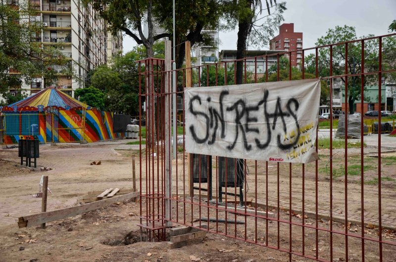 Los vecinos resisten otro avance del Gobierno porteño para enrejar el Parque Lezama
