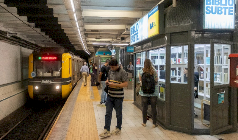 Inauguró la primera Bibliosubte
