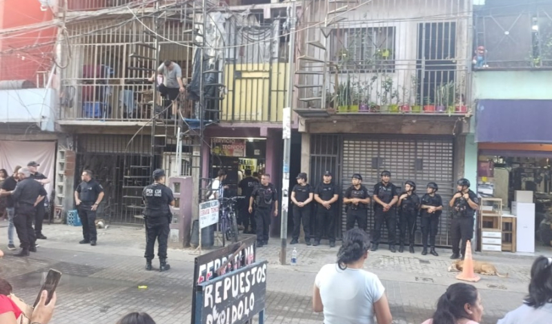 Denuncian operativo ilegal y secuestro de garrafas en el barrio Mujica