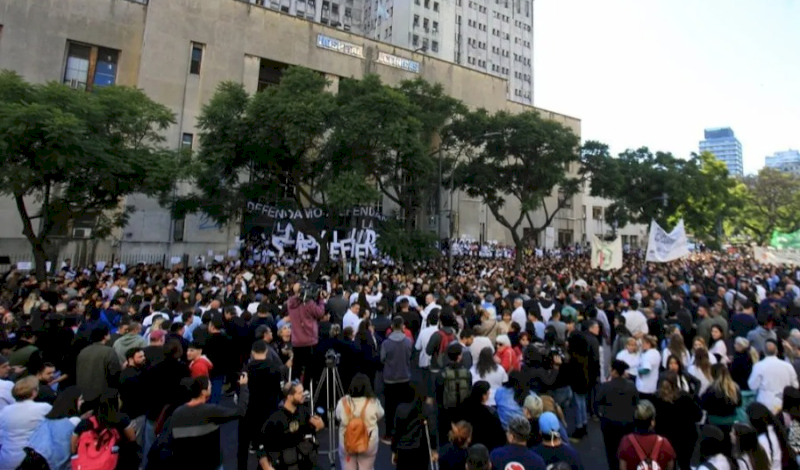 Abrazo colectivo al Hospital de Clínicas